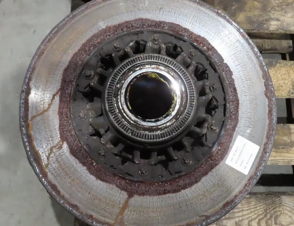 DAF XF (2012-present) Aizmugurējā kreisā riteņa rumbas vārpsta/stupica 28140381