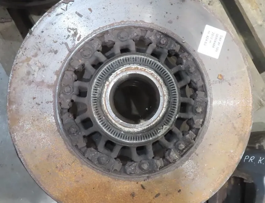 DAF XF (2012-present) Aizmugurējā kreisā riteņa rumbas vārpsta/stupica 28166514