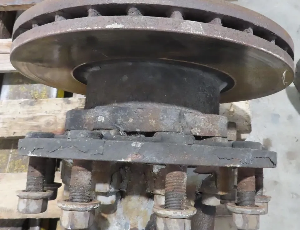 MAN TGS (2007-present) Aizmugurējā kreisā riteņa rumbas vārpsta/stupica 30255797