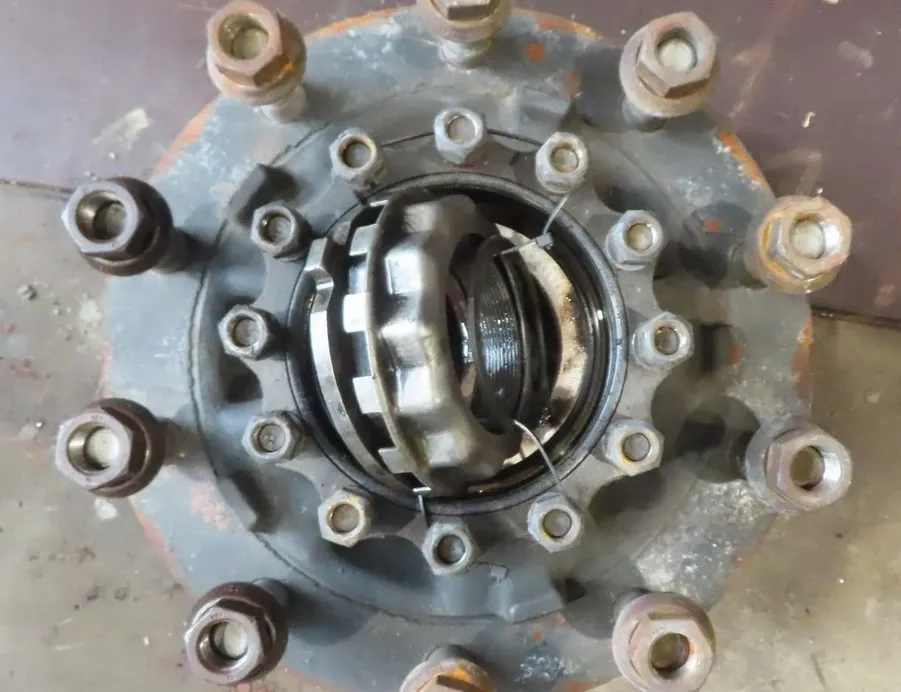 VOLVO XF (2012-present) Aizmugurējā kreisā riteņa rumbas vārpsta/stupica 30760544