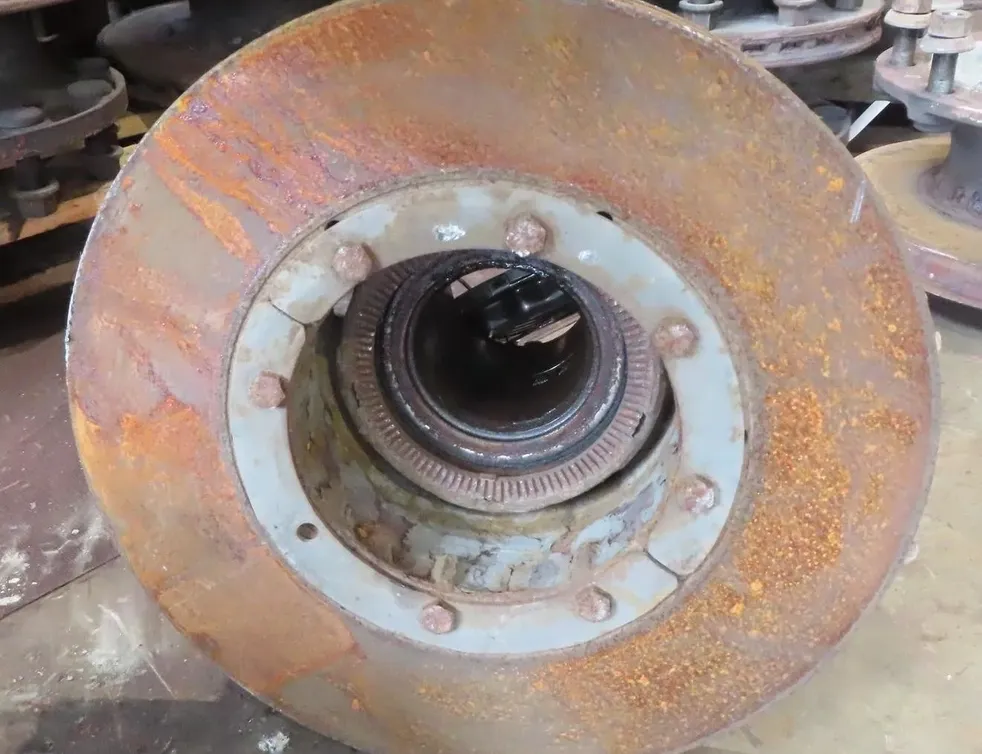 VOLVO XF (2012-present) Aizmugurējā kreisā riteņa rumbas vārpsta/stupica 30760544