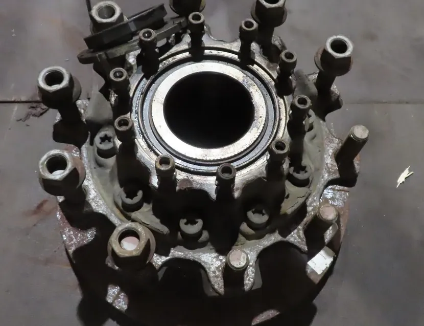 SCANIA P,G,R,T - series (2003-present) Aizmugurējā kreisā riteņa rumbas vārpsta/stupica 33531336