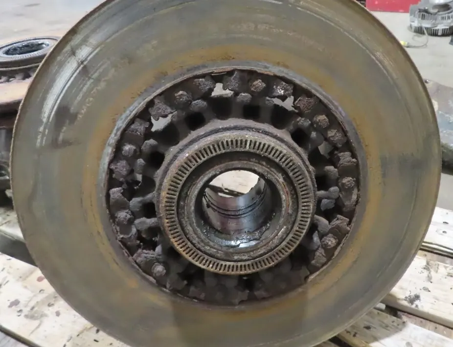 DAF XF (2012-present) Aizmugurējā kreisā riteņa rumbas vārpsta/stupica 33916254