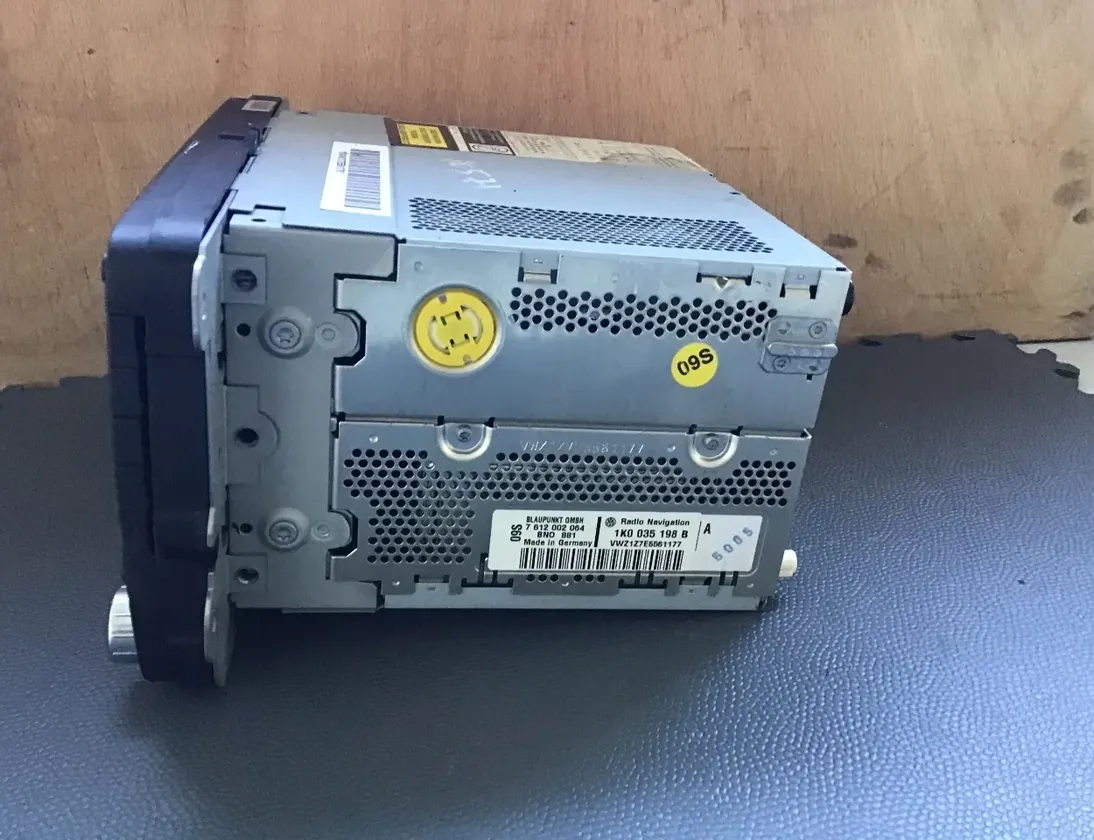 VOLKSWAGEN Jetta 3 generation (1992-1998) Mūzikas atskaņotājs ar Navigāciju / GPS 1K0035198B 33482772