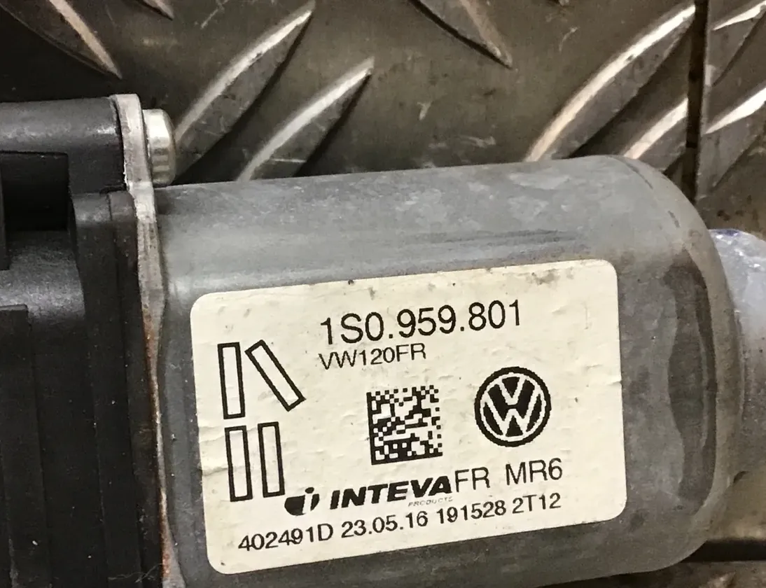 SEAT Mii 1 generation (2011-2023) Priekšējo labo durvju logu pacēlājs 1S0959801 33522115