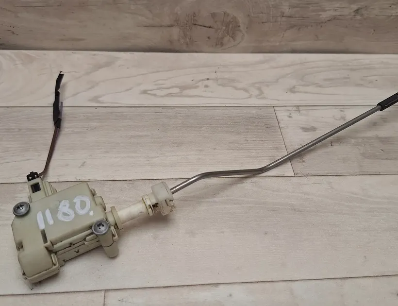 VOLKSWAGEN Passat B6 (2005-2010) Degvielas tvertnes vāciņa bloķēšana 33115978