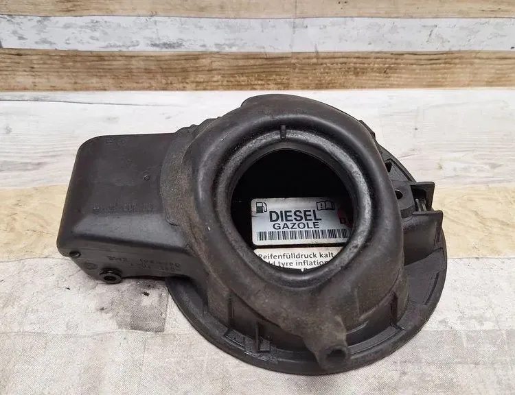 VOLKSWAGEN Passat B6 (2005-2010) Degvielas tvertnes vāciņa bloķēšana 3C5809857 34017568