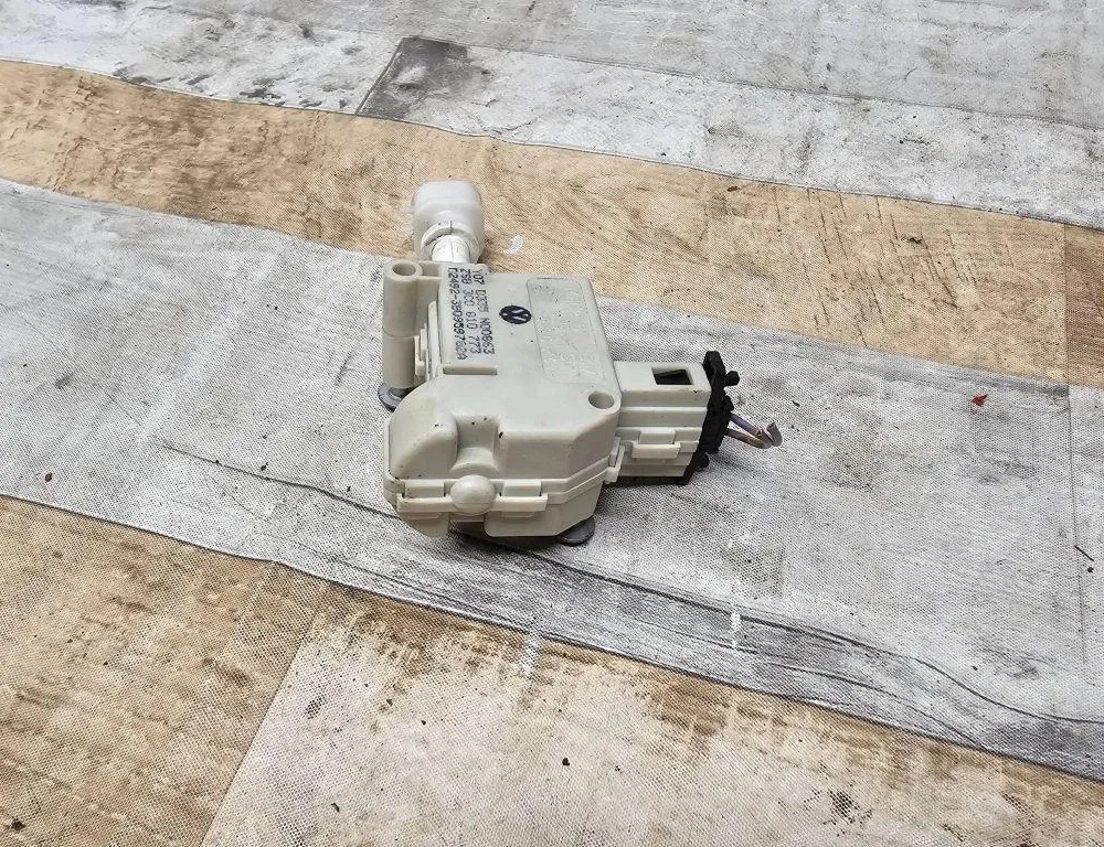 VOLKSWAGEN Passat B7 (2010-2015) Degvielas tvertnes vāciņa bloķēšana 1M6810773D,4F0862153B,3B0810773D,3B0810773B,D335N00863,3B0810773,1K6810773,5M0810773,1M0810773C,3B0959782A,3C0810773,3B0810773A 34016710