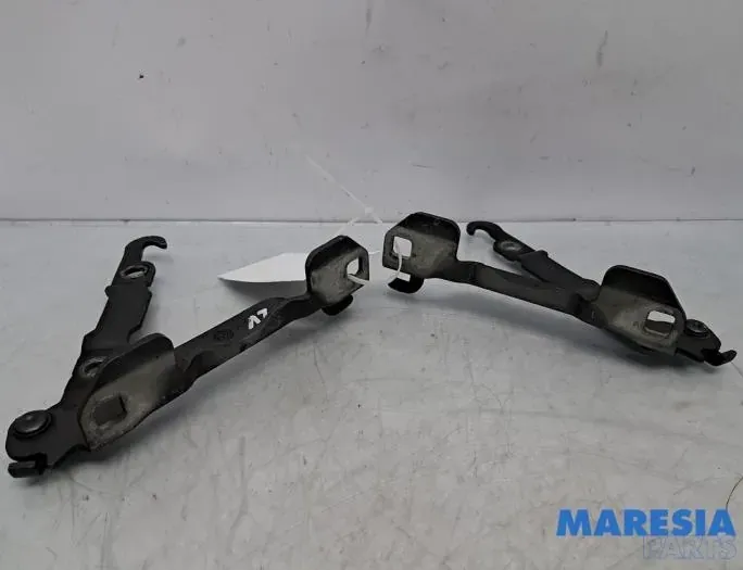 ALFA ROMEO Brera 1 generation (2005-2020) Priekšējā labā dzinēja pārsega eņģe 50508645,50508646,60688320,60688321 33571643