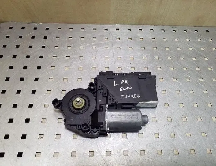 VOLKSWAGEN Touareg 1 generation (2002-2010) Маторчик стеклоподъемника передней левой двери 7L0959701G,0130821764,3D1959793E 26063049