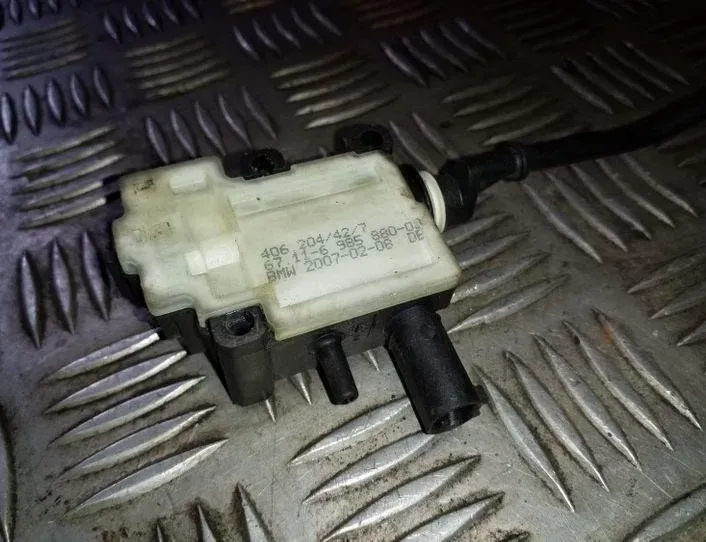 BMW 3 Series E90/E91/E92/E93 (2004-2013) Degvielas tvertnes vāciņa bloķēšana 6985880,67116985880 26206727