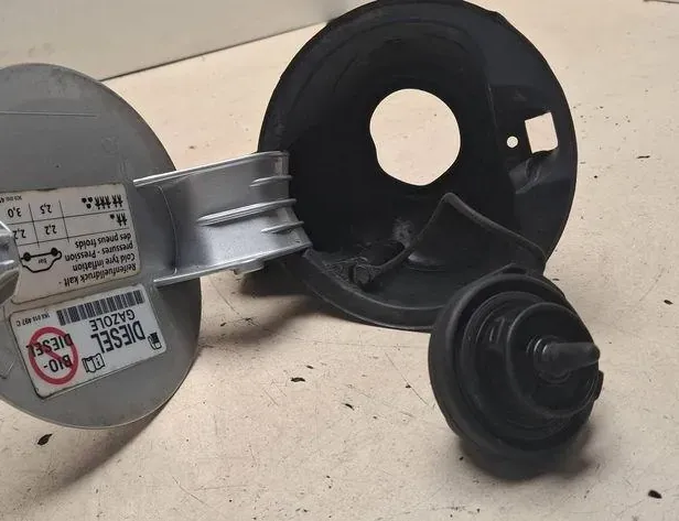 VOLKSWAGEN Passat B6 (2005-2010) Degvielas tvertnes vāciņa bloķēšana 3C9809857 34182627