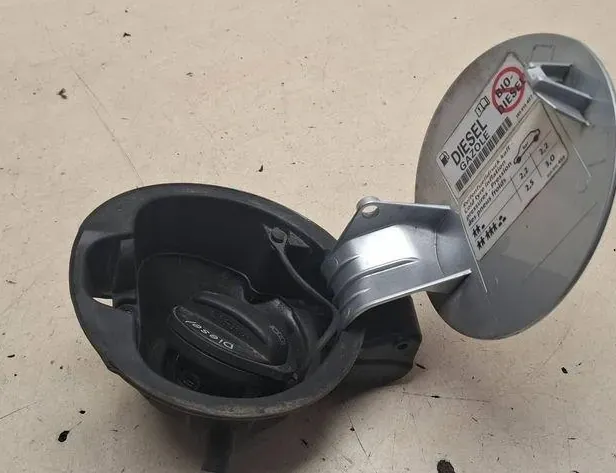 VOLKSWAGEN Passat B6 (2005-2010) Degvielas tvertnes vāciņa bloķēšana 3C9809857 34182627