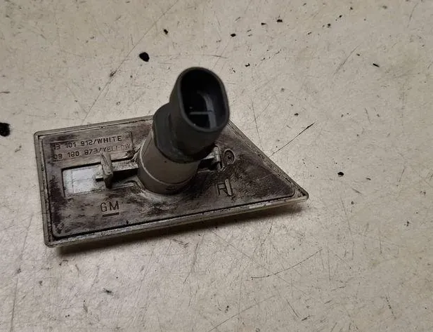 OPEL Signum C (2003-2008) Priekšējā kreisā spārna pagrieziena signāls 09180873,13101912 34183316