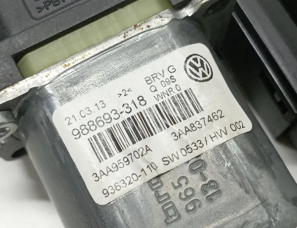 VOLKSWAGEN Passat B7 (2010-2015) Priekšējo kreiso durvju logu pacēlāja motorīts 3AA837462 33374632