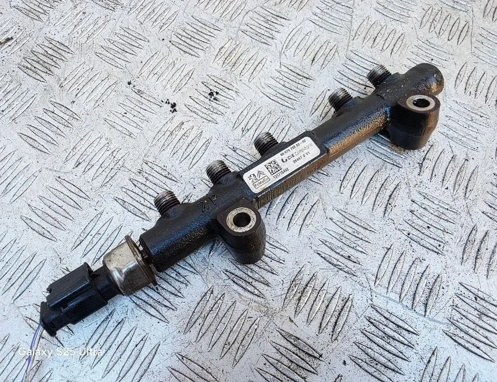 PEUGEOT 3008 1 generation (2010-2016) Топливная рейка 9807070880 33582565