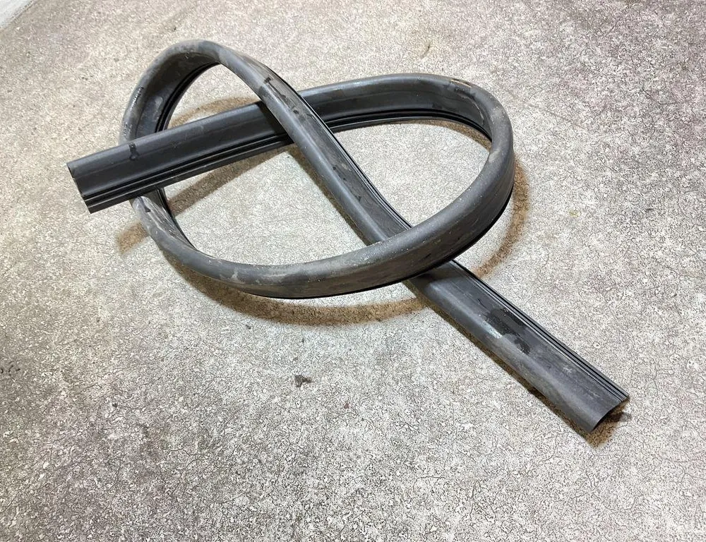 MERCEDES-BENZ CLA-Class C118 (2019-2023) Резина моторного отсека 33811956