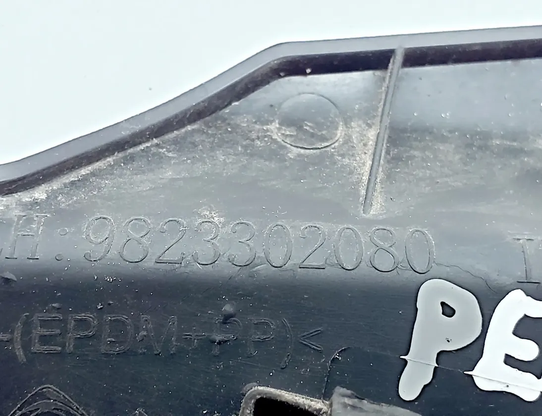 PEUGEOT 208 2 generation (2019-2023) Priekšējā kreisā spārna plastmasa 9823302080 33140146