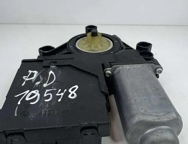 VOLKSWAGEN Touran 1 generation (2003-2015) Маторчик стеклоподъемника передней правой двери 1T0959702B 33271454