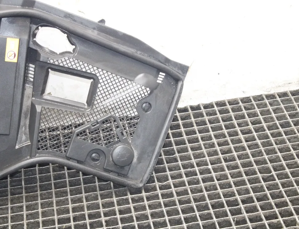 MERCEDES-BENZ C-Class W205/S205/C205 (2014-2023) Priekšējā stikla tīrītāja apdare / plastmasa A2058300703 33845755