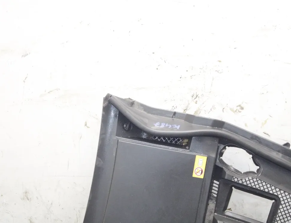 MERCEDES-BENZ C-Class W205/S205/C205 (2014-2023) Priekšējā stikla tīrītāja apdare / plastmasa A2058300703 33845755