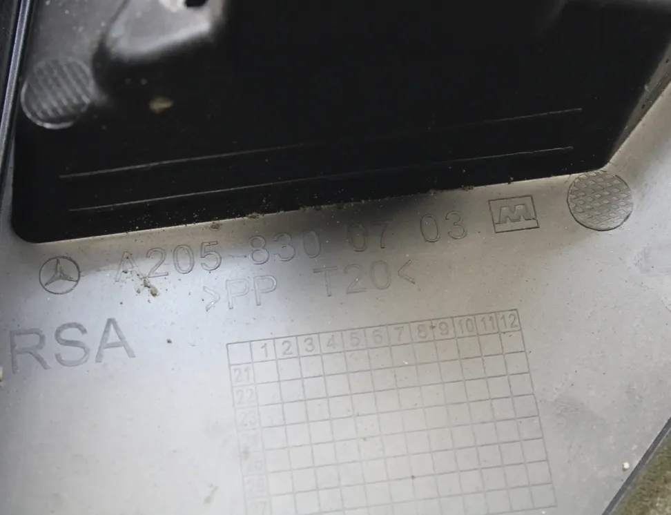 MERCEDES-BENZ C-Class W205/S205/C205 (2014-2023) Priekšējā stikla tīrītāja apdare / plastmasa A2058300703 33845755