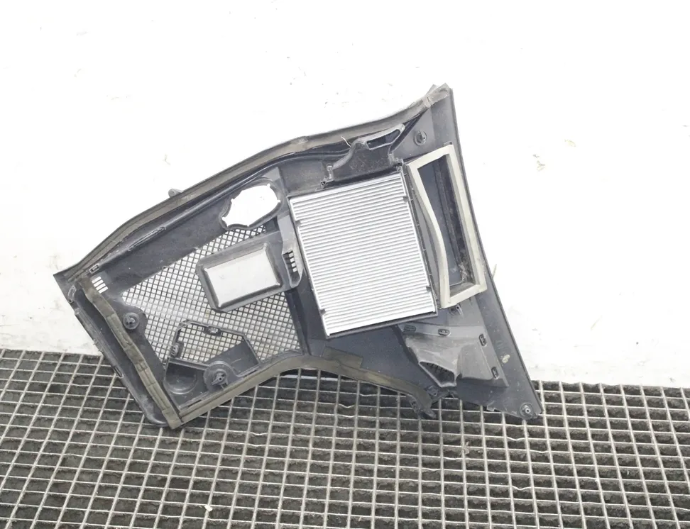 MERCEDES-BENZ C-Class W205/S205/C205 (2014-2023) Priekšējā stikla tīrītāja apdare / plastmasa A2058300703 33845755