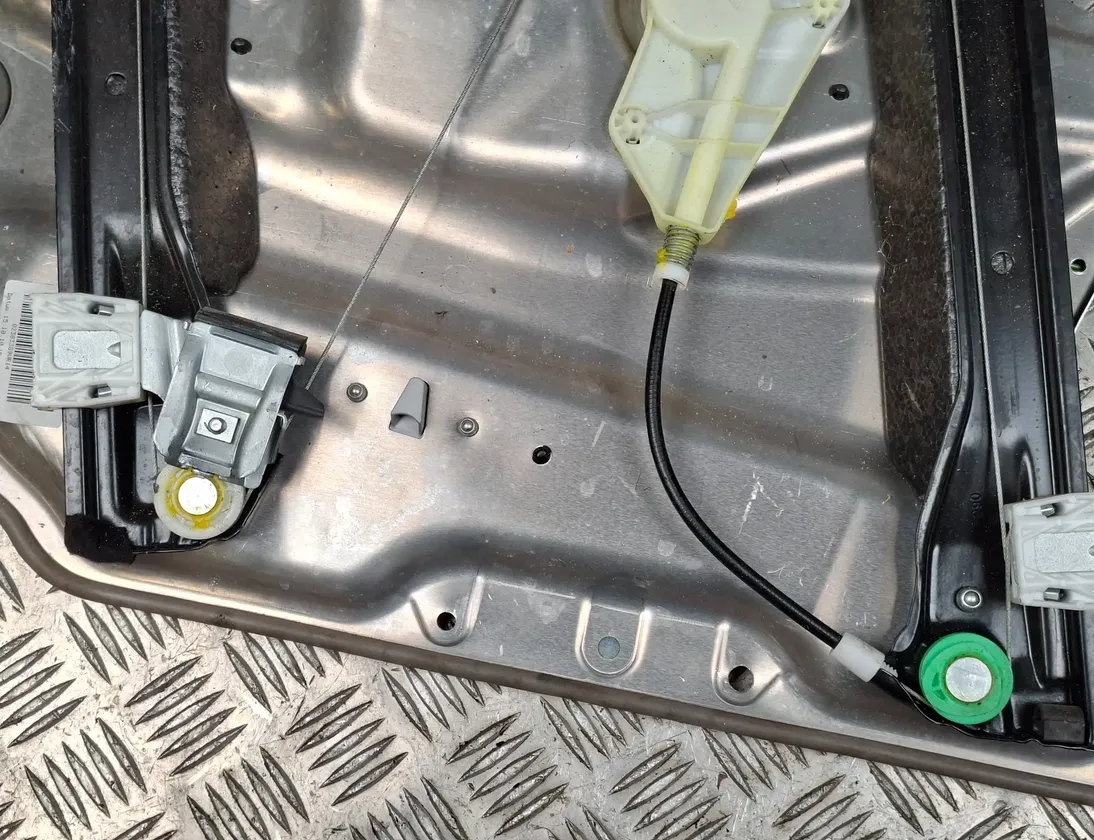 MERCEDES-BENZ C-Class W204/S204/C204 (2004-2015) Priekšējo labo durvju logu pacēlājs 963758102 33350003