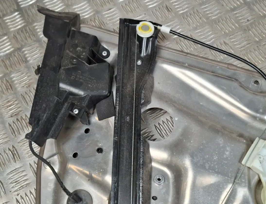 MERCEDES-BENZ C-Class W204/S204/C204 (2004-2015) Priekšējo labo durvju logu pacēlājs 963758102 33350003