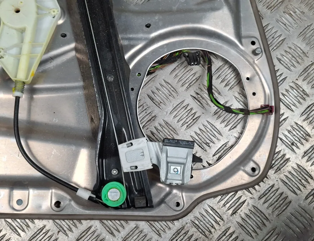 MERCEDES-BENZ C-Class W204/S204/C204 (2004-2015) Priekšējo labo durvju logu pacēlājs 963758102 33350003