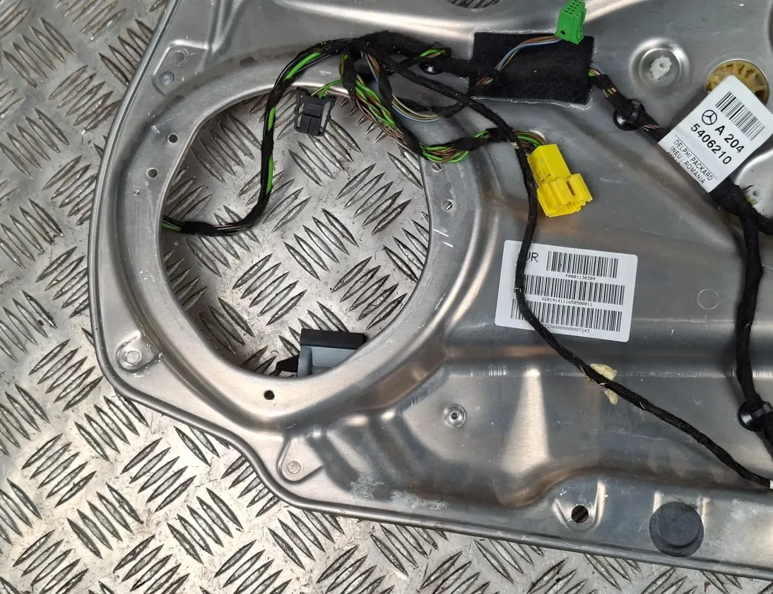 MERCEDES-BENZ C-Class W204/S204/C204 (2004-2015) Priekšējo labo durvju logu pacēlājs 963758102 33350003