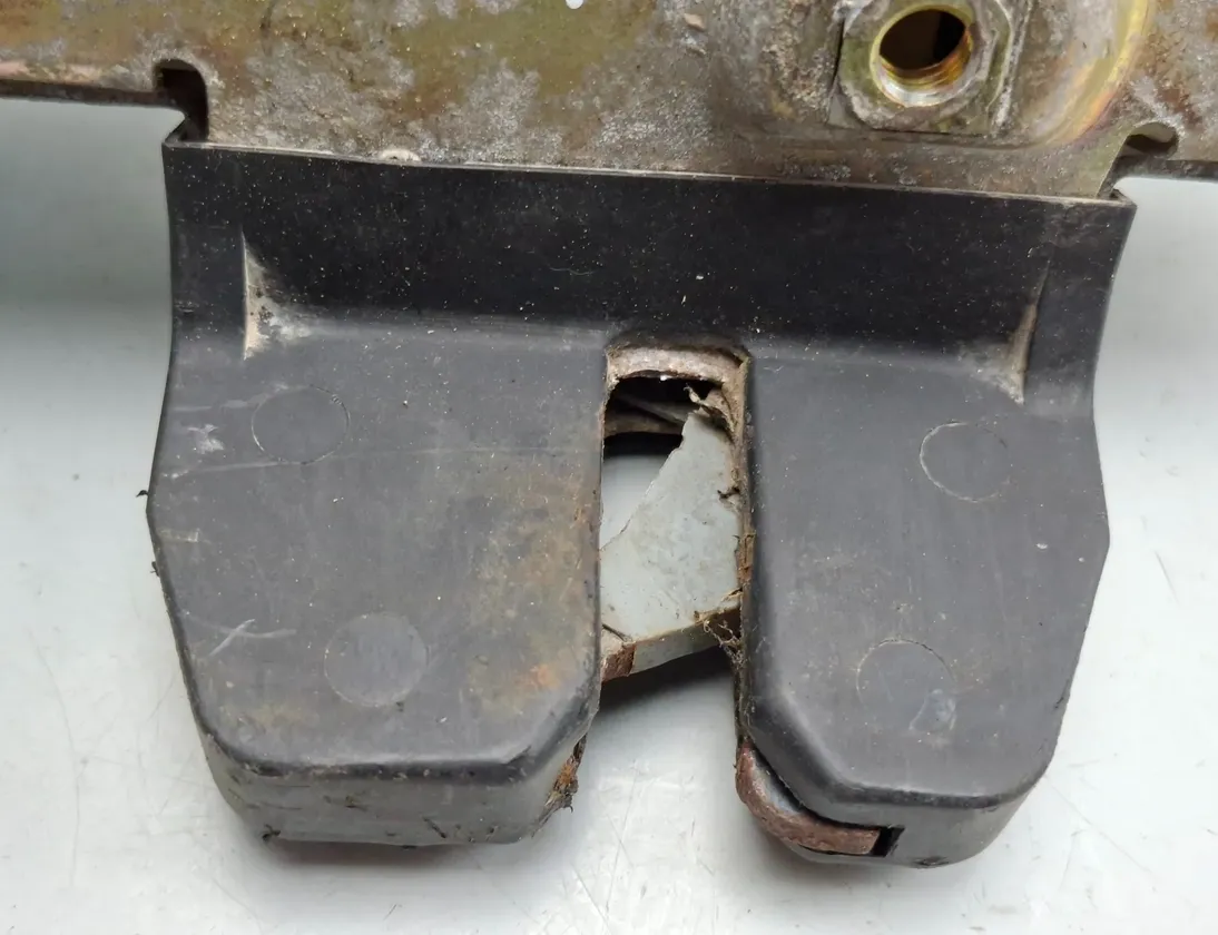 VOLVO V70 2 generation (2000-2008) Aizmugurējā bagāžnieka slēdzene 754625 33500551