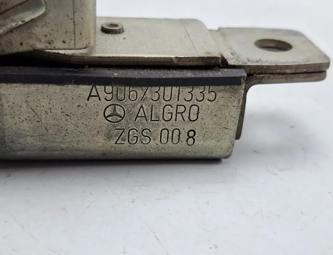 MERCEDES-BENZ Sprinter 2 generation (906) (2006-2018) Bīdāmo durvju slēdzene A9067301335 33501339