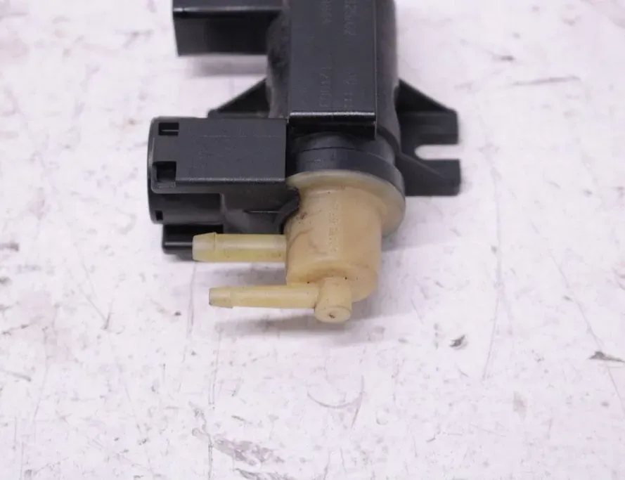 VOLVO V50 1 generation (2003-2012) Solenoid Valve 31293964 33282795