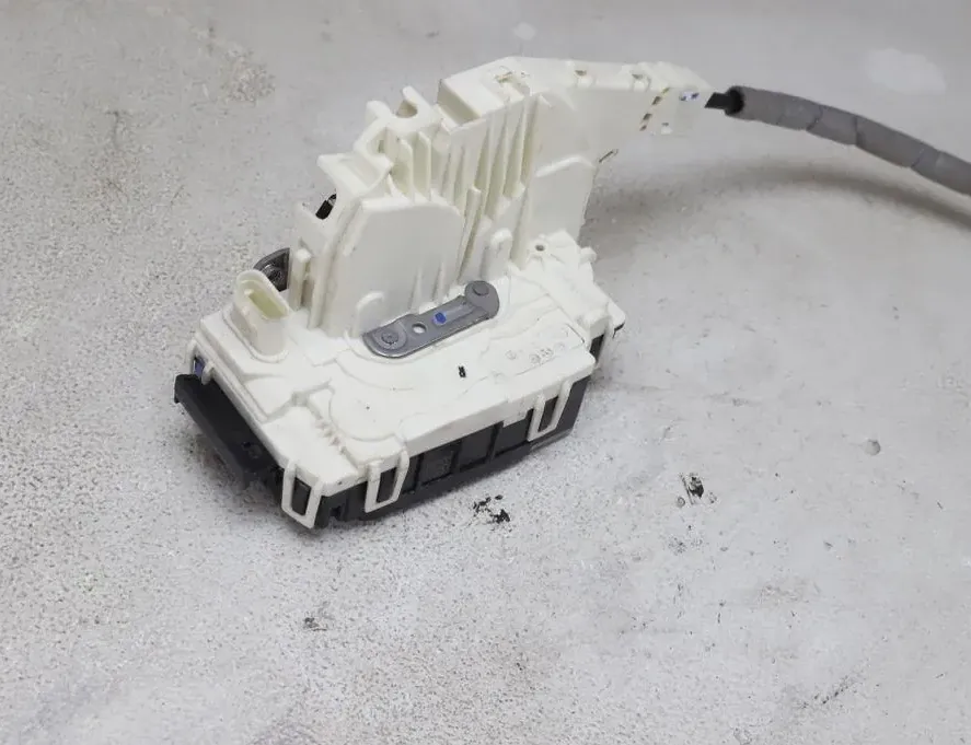 MERCEDES-BENZ C-Class W204/S204/C204 (2004-2015) Priekšējo labo durvju slēdzene A2047203035 33283544