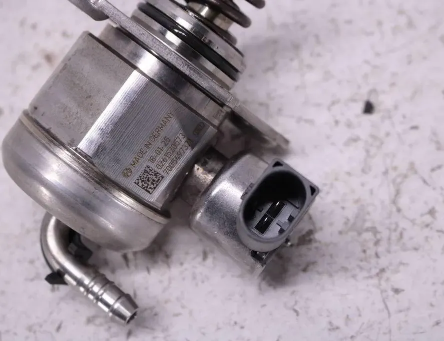 VOLKSWAGEN Golf 8 generation (2019-2023) Degvielas sūknis 04E127025D 33284120