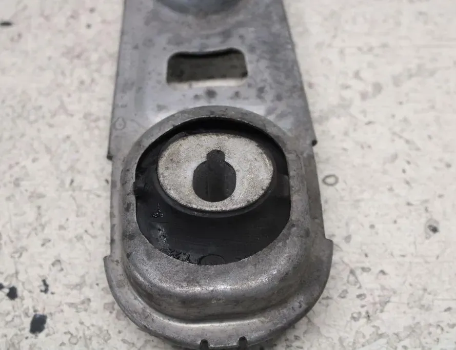 NISSAN X-Trail T32 (2013-2022) Pārnesumkārbas stiprinājums 113604EA0A 33305005