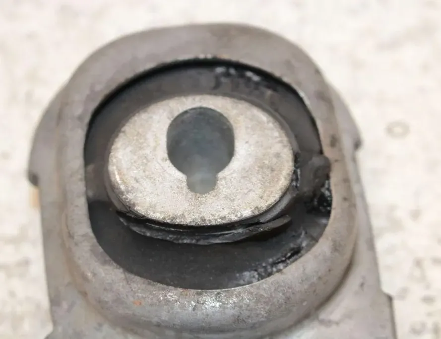 NISSAN X-Trail T32 (2013-2022) Pārnesumkārbas stiprinājums 113604EA0A 33305005