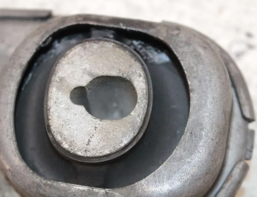 NISSAN X-Trail T32 (2013-2022) Pārnesumkārbas stiprinājums 113604EA0A 33305005