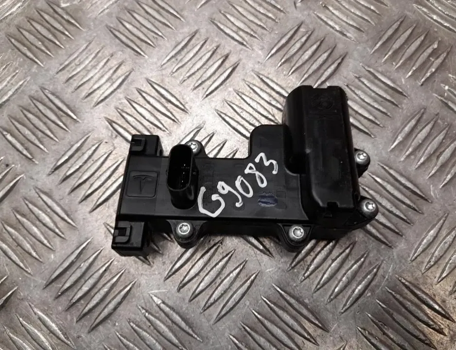 TESLA Model X 1 generation (2015-2024) Priekšējo kreiso durvju vadības bloks 104535300B 33149616