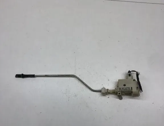 VOLKSWAGEN Passat B7 (2010-2015) Degvielas tvertnes vāciņa bloķēšana 3C0810773 33823766