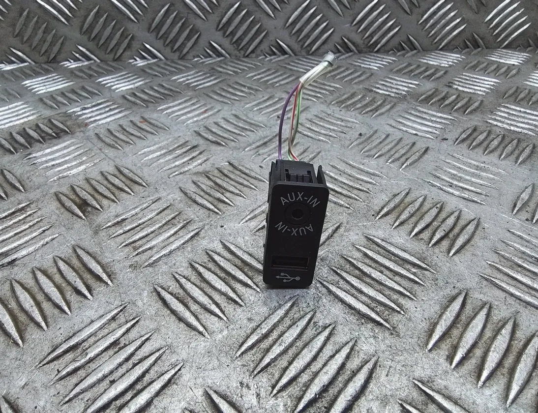 BMW 1 Series F20/F21 (2011-2020) Дополнительные соединители музыкального проигрывателя 84109229246,8410922924602,922924602,9229246 26251899