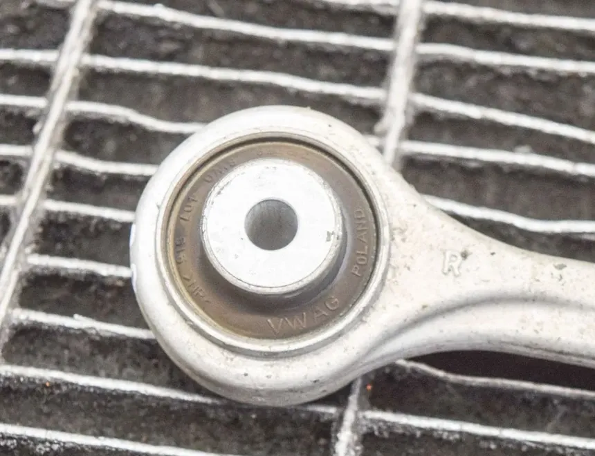 AUDI A4 B9/8W (2015-2024) Верхний рычаг передний правый 8W0407515 12243013