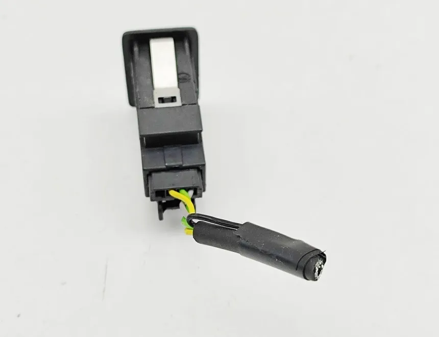 VOLKSWAGEN Jetta 6 generation (2010-2018) Mūzikas atskaņotāja papildu savienotāji (AUX / USB) 5M0035724 33084581