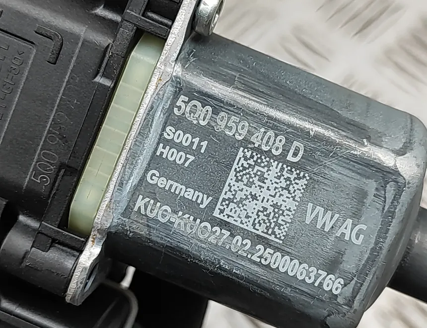 Cupra Стеклоподъемник задней правой двери 5FA839462B,5Q0959408D,0130822694 33326127