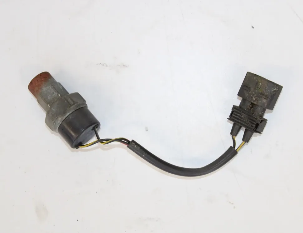 BMW 3 Series E30 (1982-1994) Датчик давления кондиционера 1378404 33590184