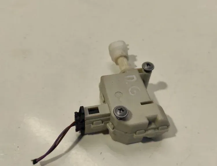 VOLKSWAGEN Passat B6 (2005-2010) Degvielas tvertnes vāciņa bloķēšana 3C0010773 17081601