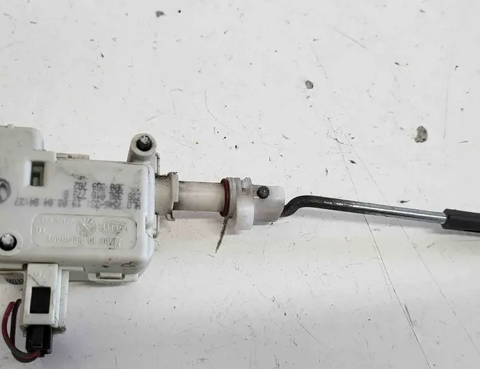 VOLKSWAGEN Passat B5 (1996-2005) Degvielas tvertnes vāciņa bloķēšana 3C0859782 32483495