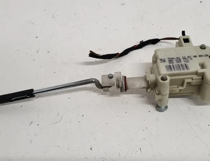 VOLKSWAGEN Passat B5 (1996-2005) Замок крышки топливного бака 3B0810773A 34371586