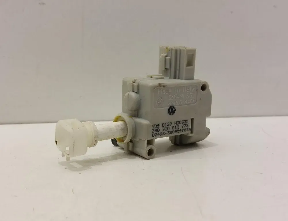 VOLKSWAGEN Passat CC 1 generation (2008-2017) Degvielas tvertnes vāciņa bloķēšana 3C0810773 34329486